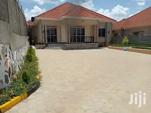 Hot Beauty in Kira Tarmacked Close on Sell