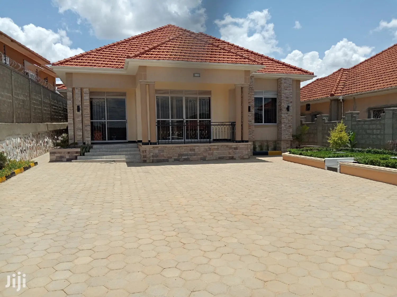 Hot Beauty in Kira Tarmacked Close on Sell