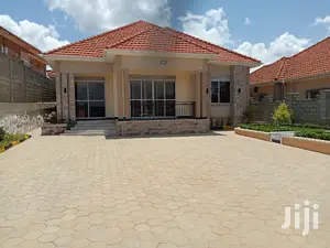 Hot Beauty in Kira Tarmacked Close on Sell