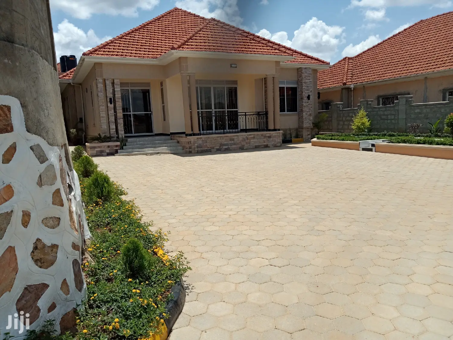 Hot Beauty in Kira Tarmacked Close on Sell