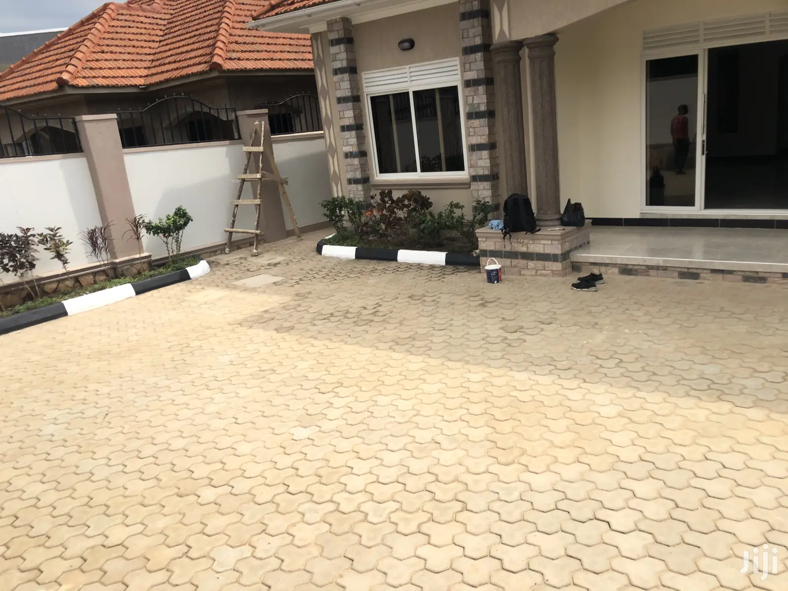 Kiira Classy House in Tarmacked Neighborhood on Sell