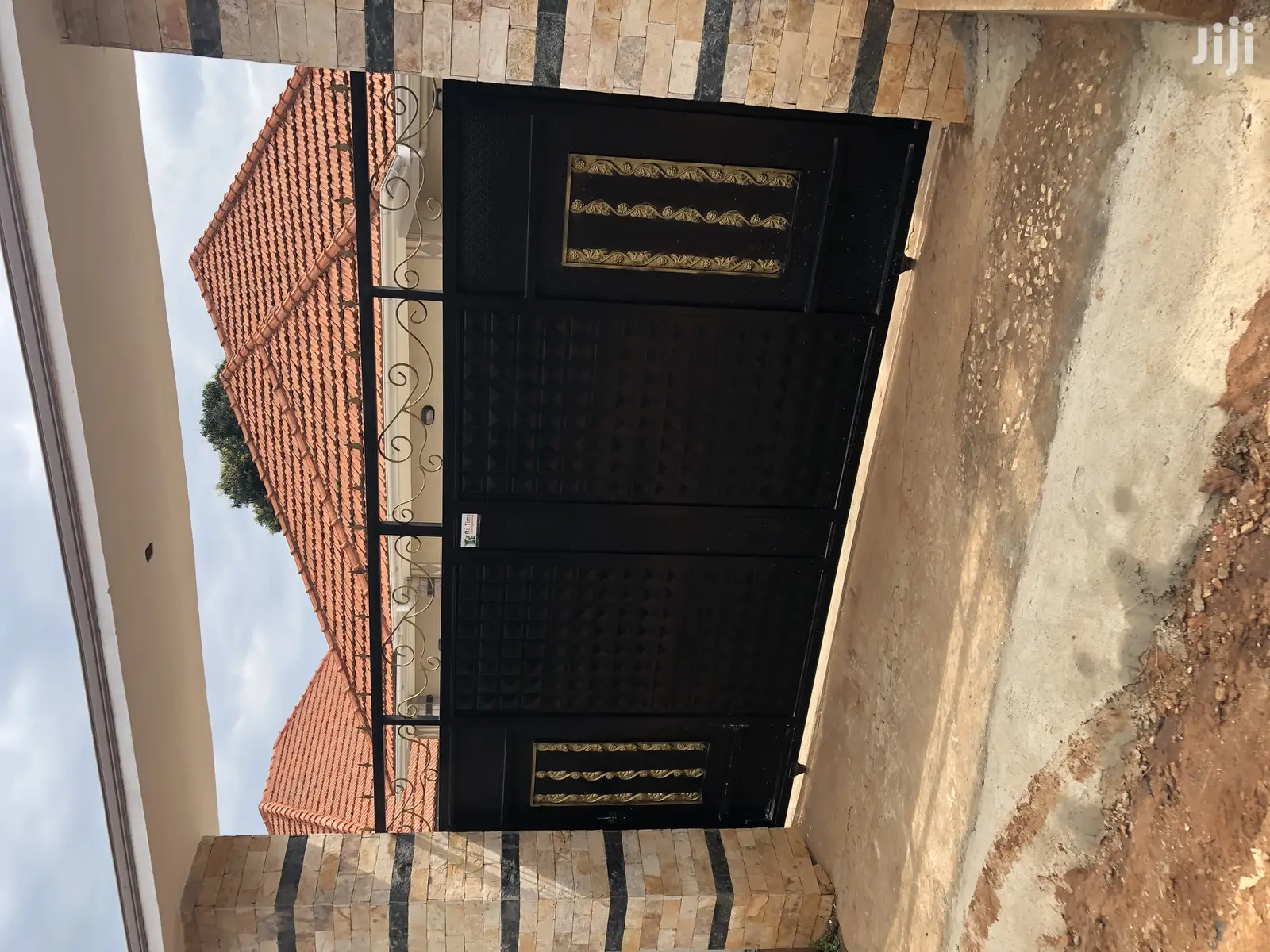 Kiira Classy House in Tarmacked Neighborhood on Sell