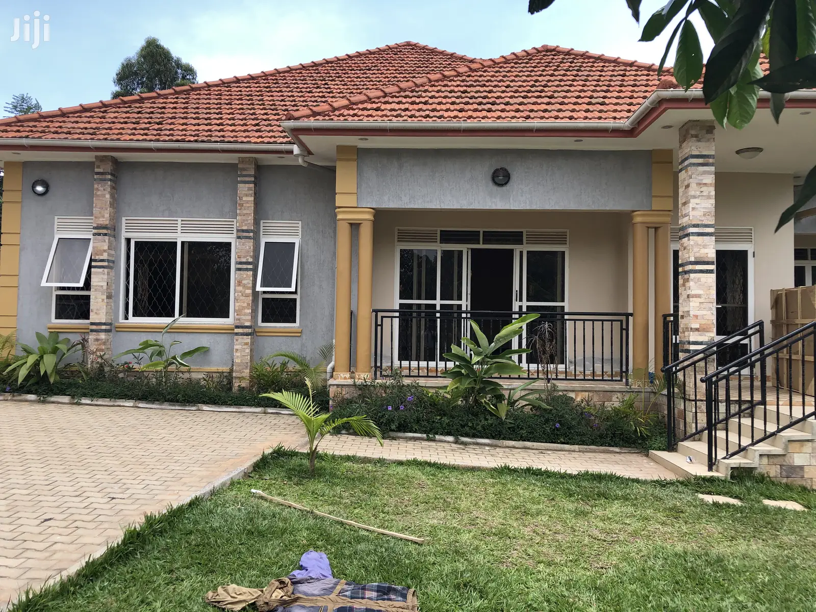 Palatial Bungalow in Kira for Sell