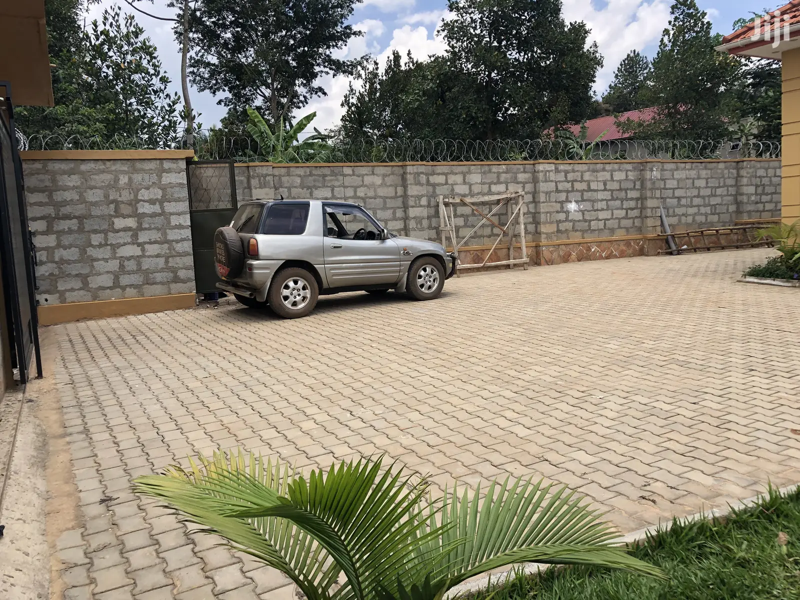 Palatial Bungalow in Kira for Sell