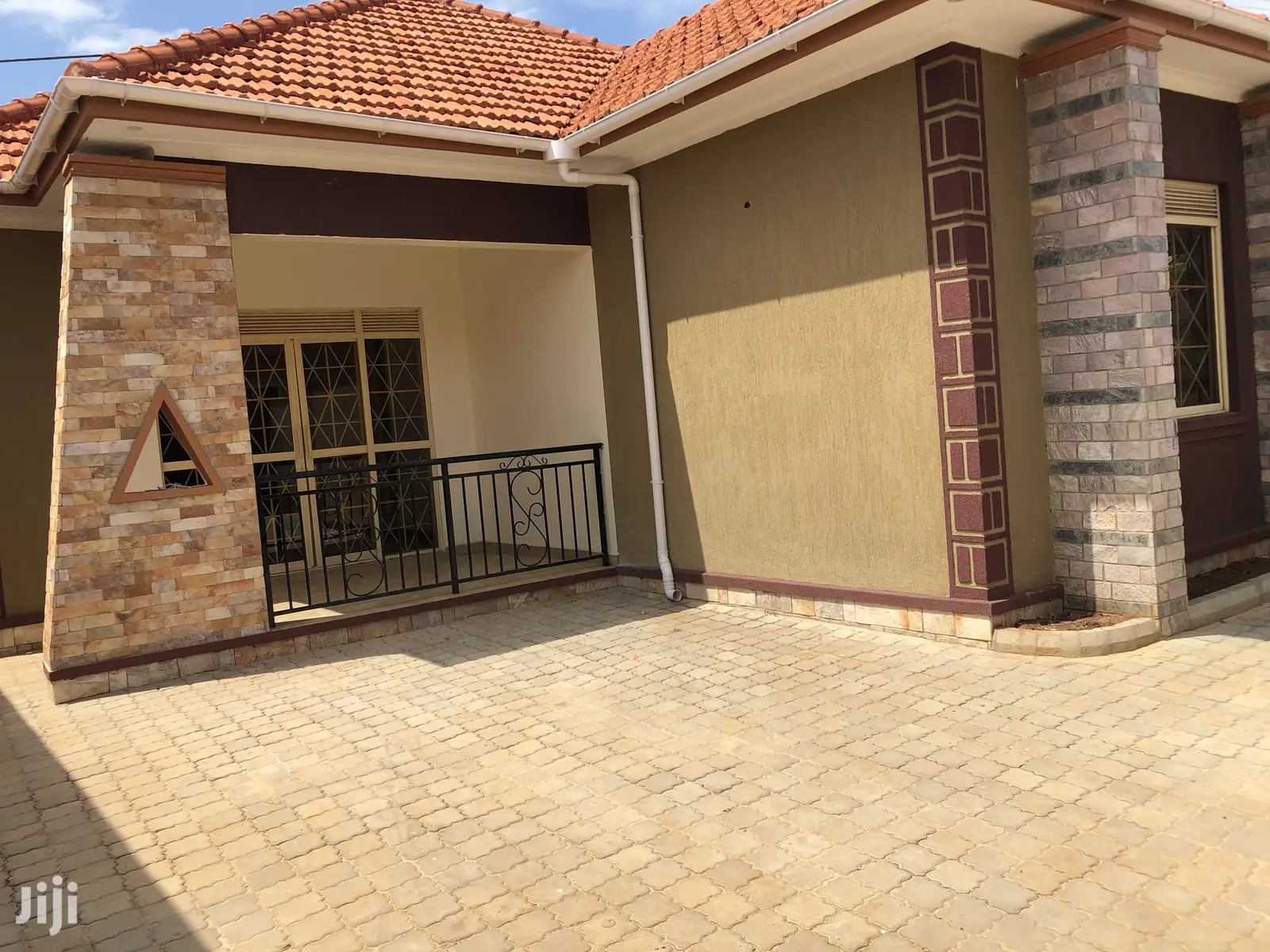 Kira Luxury Bungalow In Tarmacked Neighborhood On Sell