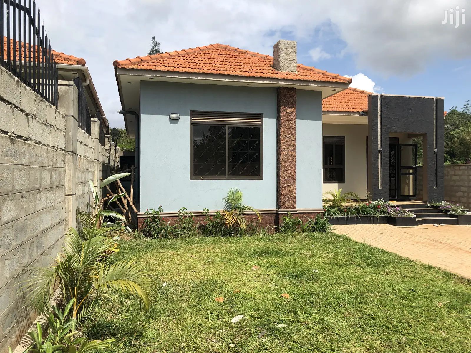 Posh Home in Kira for Sale