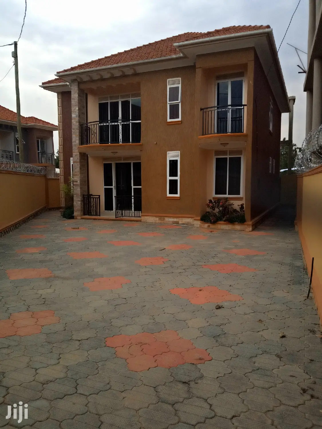 Kiira Posh 6 Bedrooms Mansion on Sale