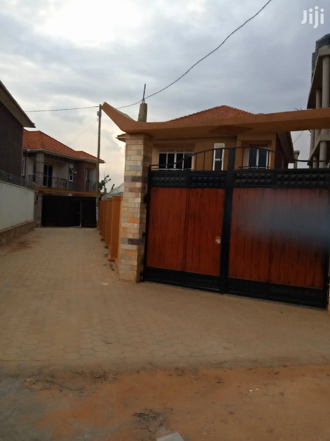 Kiira Posh 6 Bedrooms Mansion on Sale