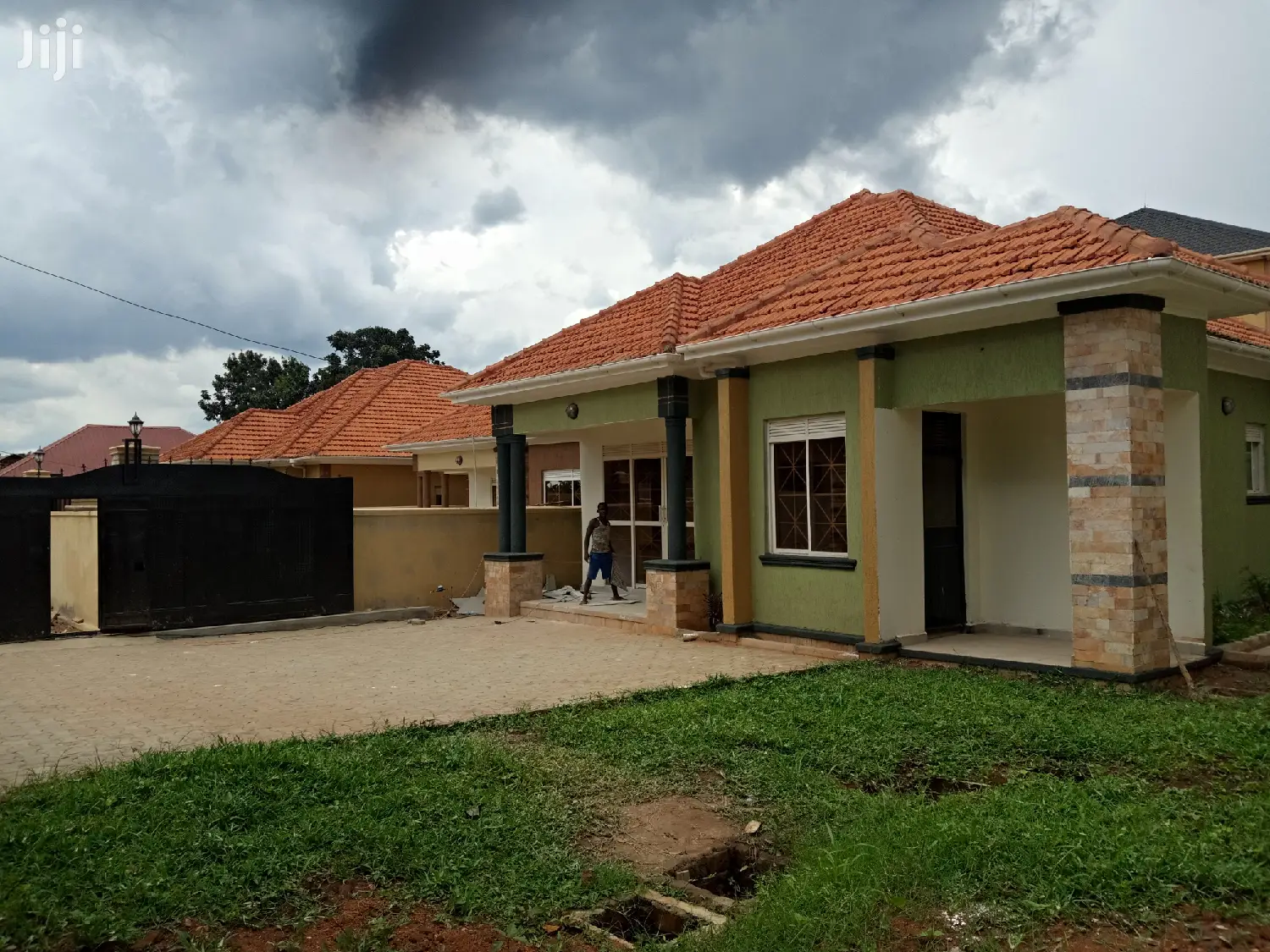 Kiira Posh Bungaloo in Tarmacked Neighborhood for Sell