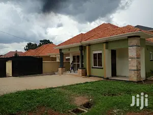 Kiira Posh Bungaloo in Tarmacked Neighborhood for Sell