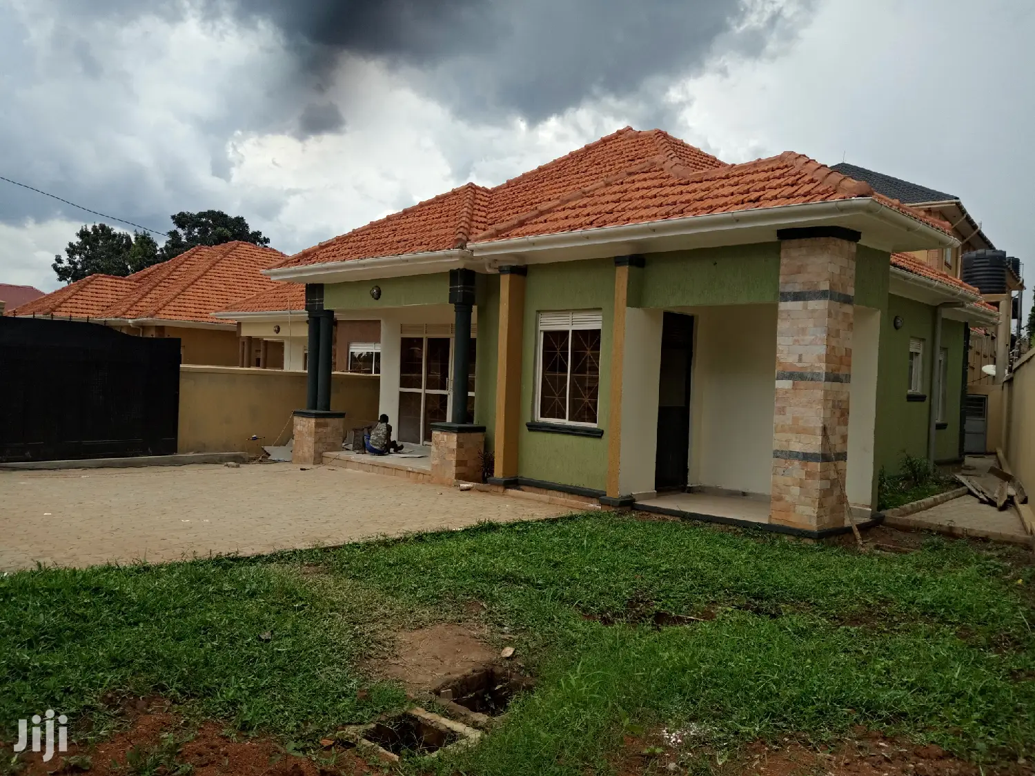 Kiira Posh Bungaloo in Tarmacked Neighborhood for Sell