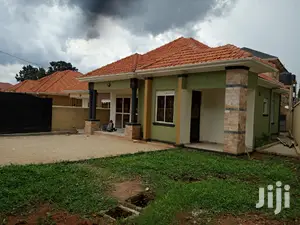 Kiira Posh Bungaloo in Tarmacked Neighborhood for Sell