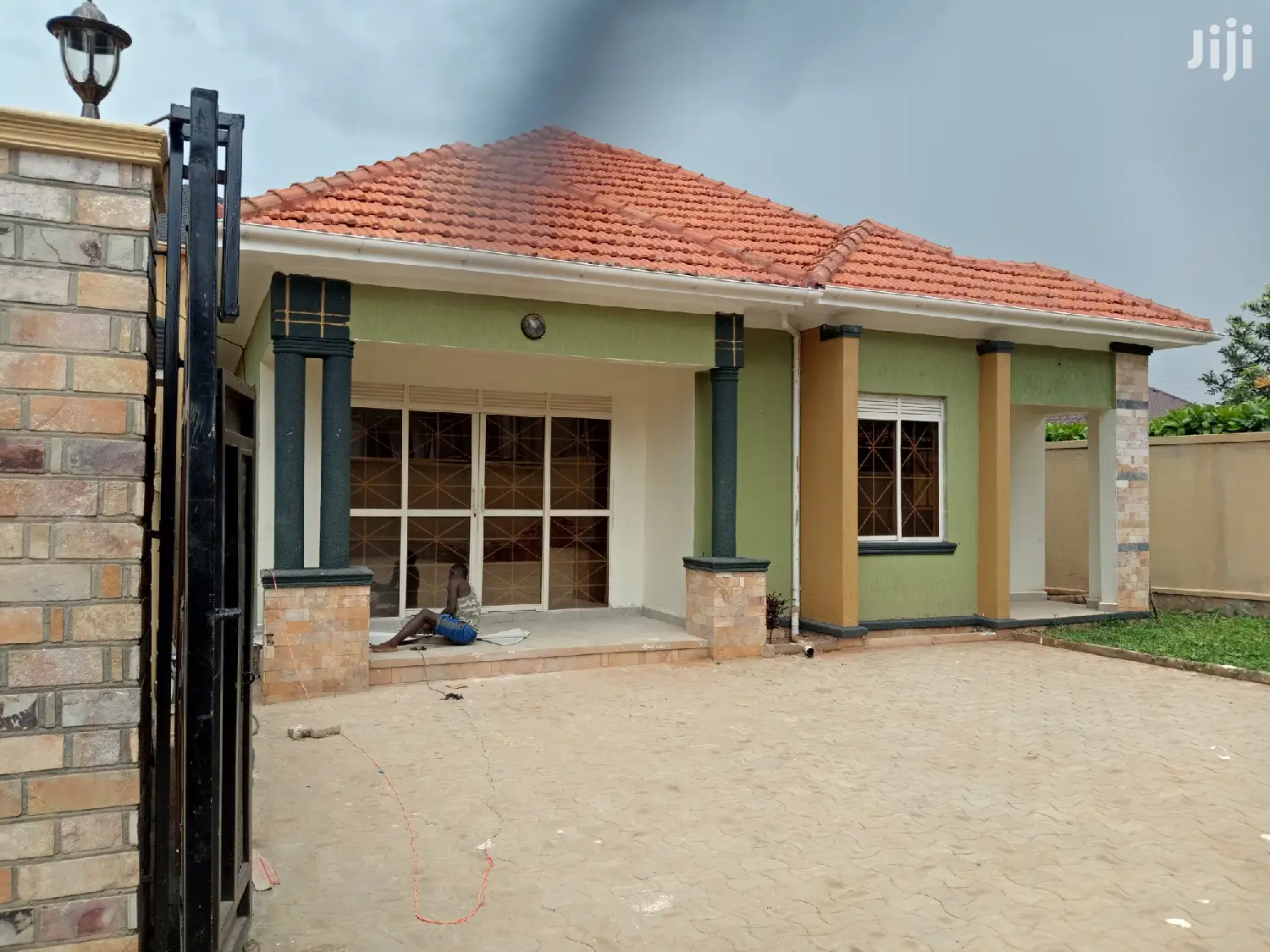 Kiira Posh Bungaloo in Tarmacked Neighborhood for Sell