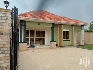Kiira Posh Bungaloo in Tarmacked Neighborhood for Sell