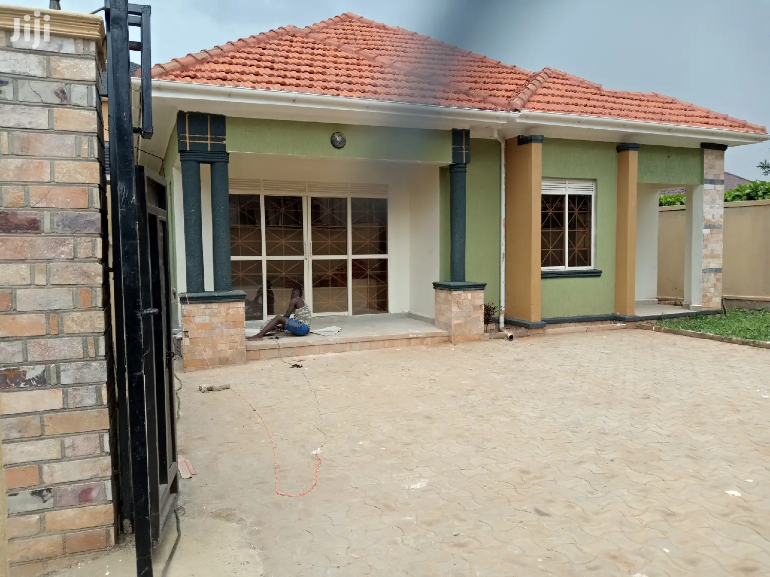 Kiira Posh Bungaloo in Tarmacked Neighborhood for Sell