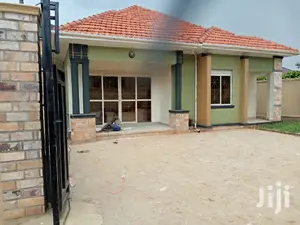 Kiira Posh Bungaloo in Tarmacked Neighborhood for Sell