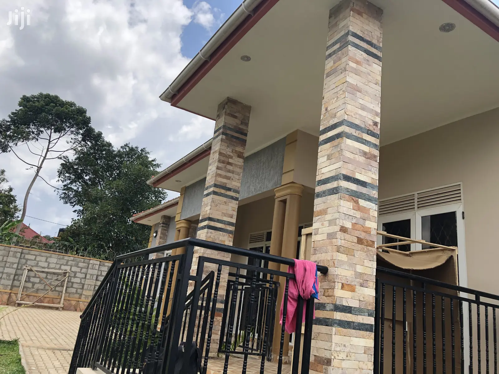 Kiira Lovely Mansion With Four Bedrooms on Sell
