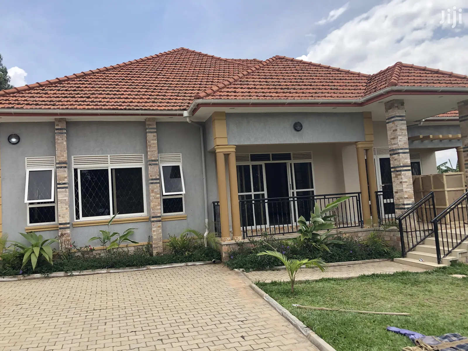 Kiira Lovely Mansion With Four Bedrooms on Sell