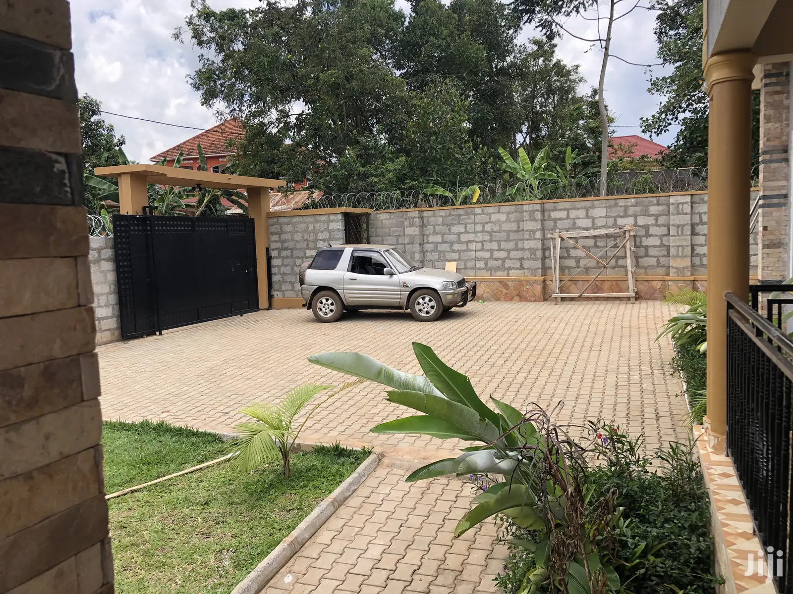 Kiira Lovely Mansion With Four Bedrooms on Sell