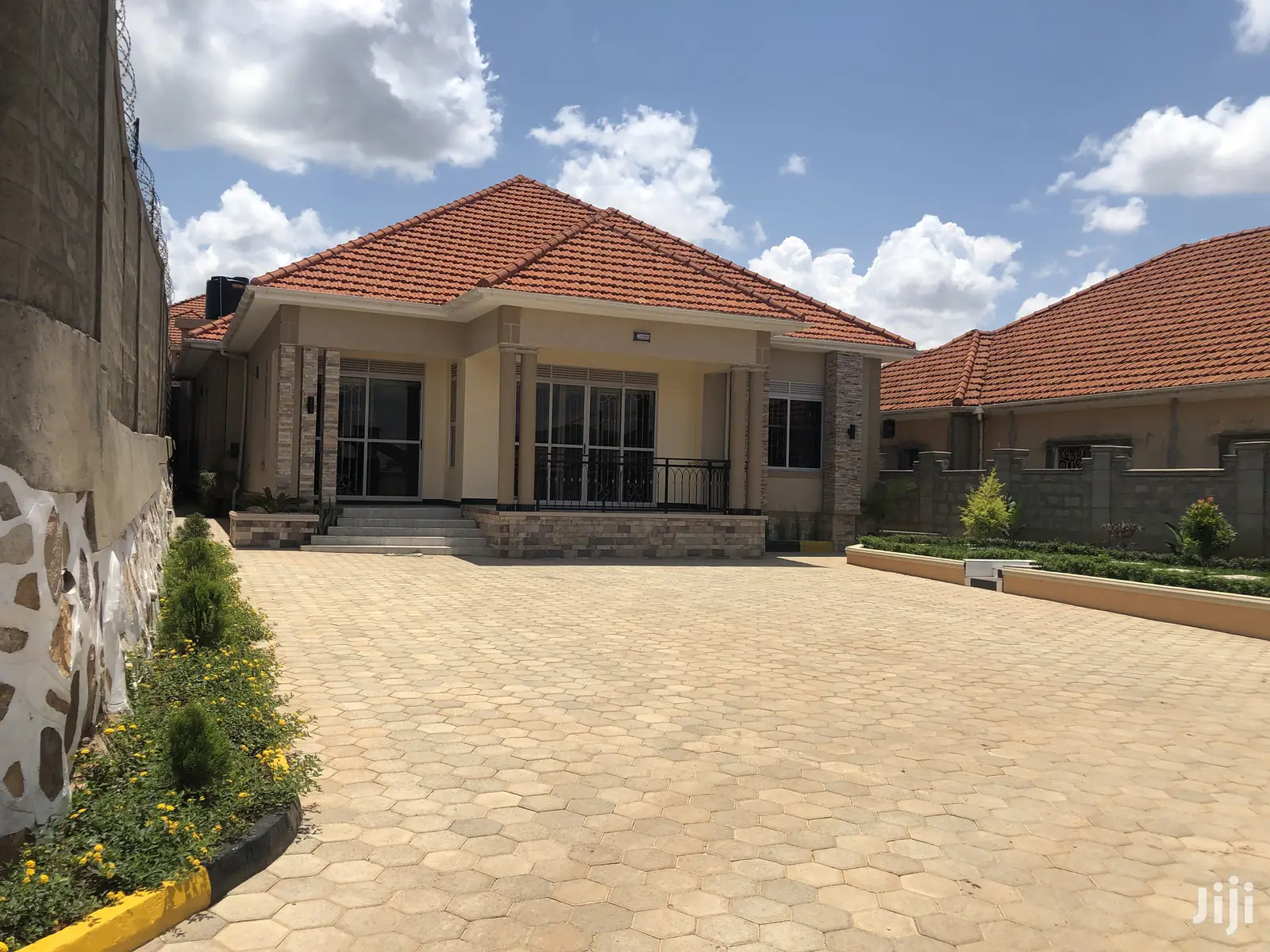 Kiira Classy Residence In Tarmack Area On Sell