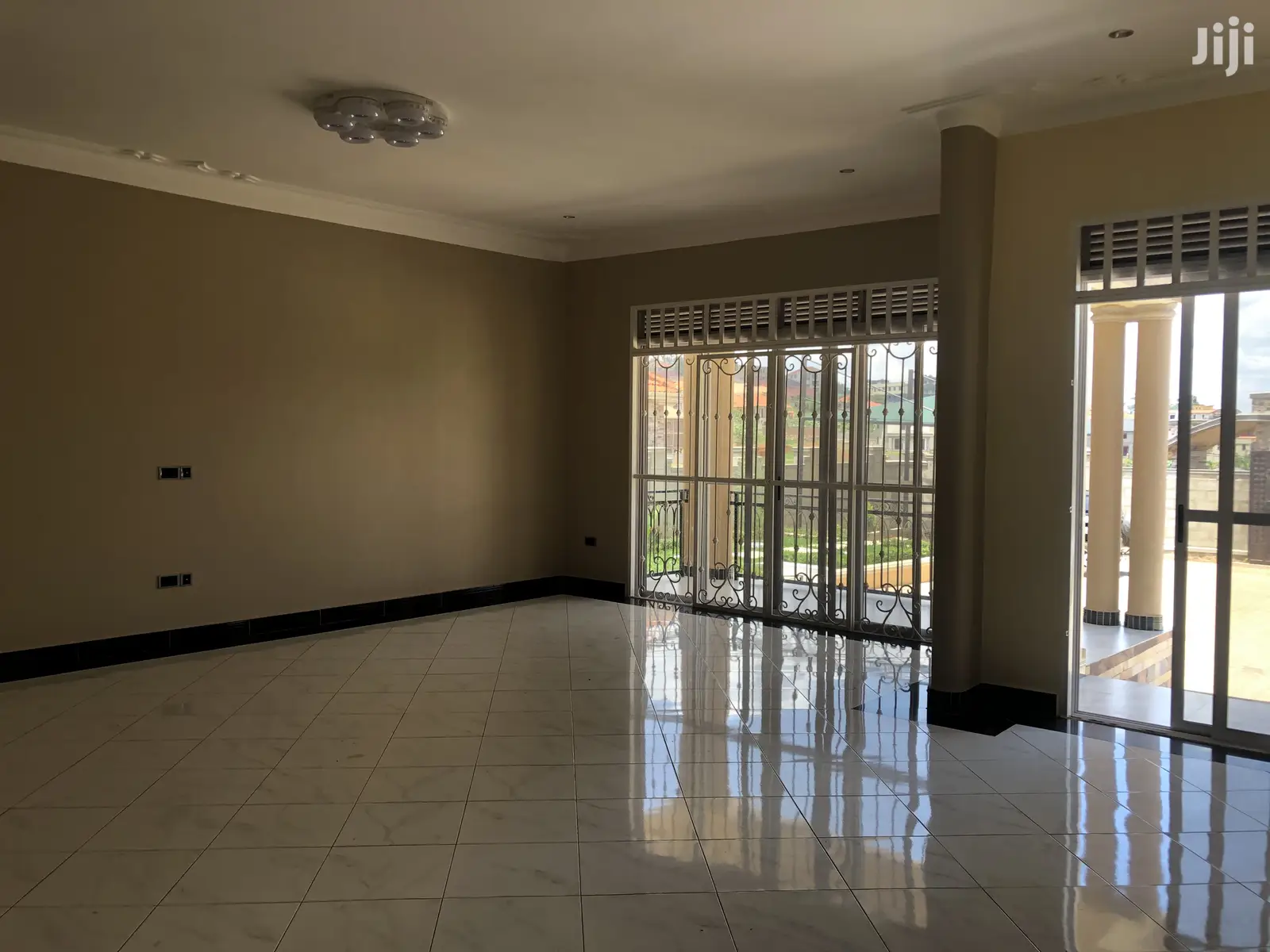 Kiira Classy Residence In Tarmack Area On Sell