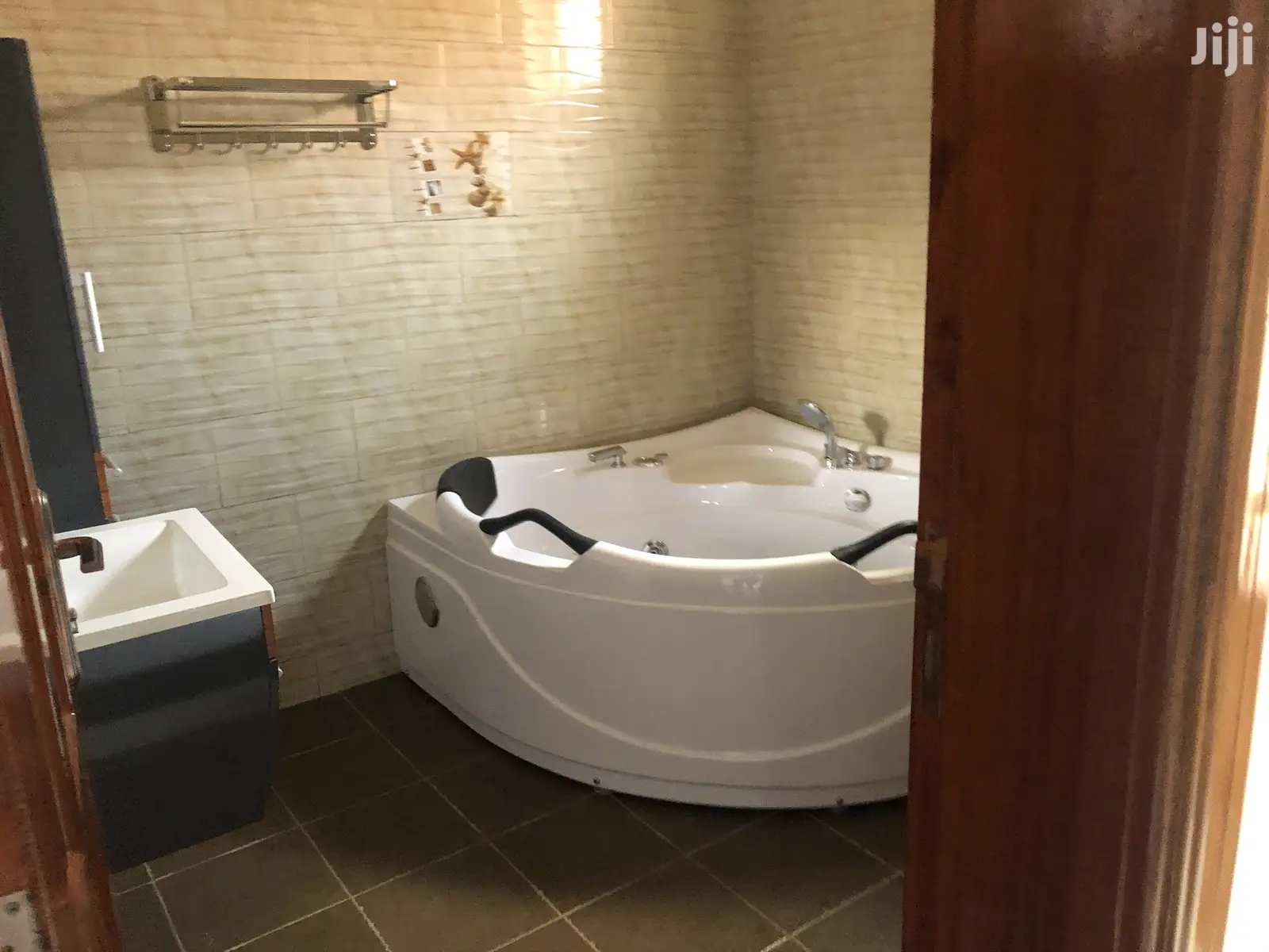 Kiira Classy Residence In Tarmack Area On Sell