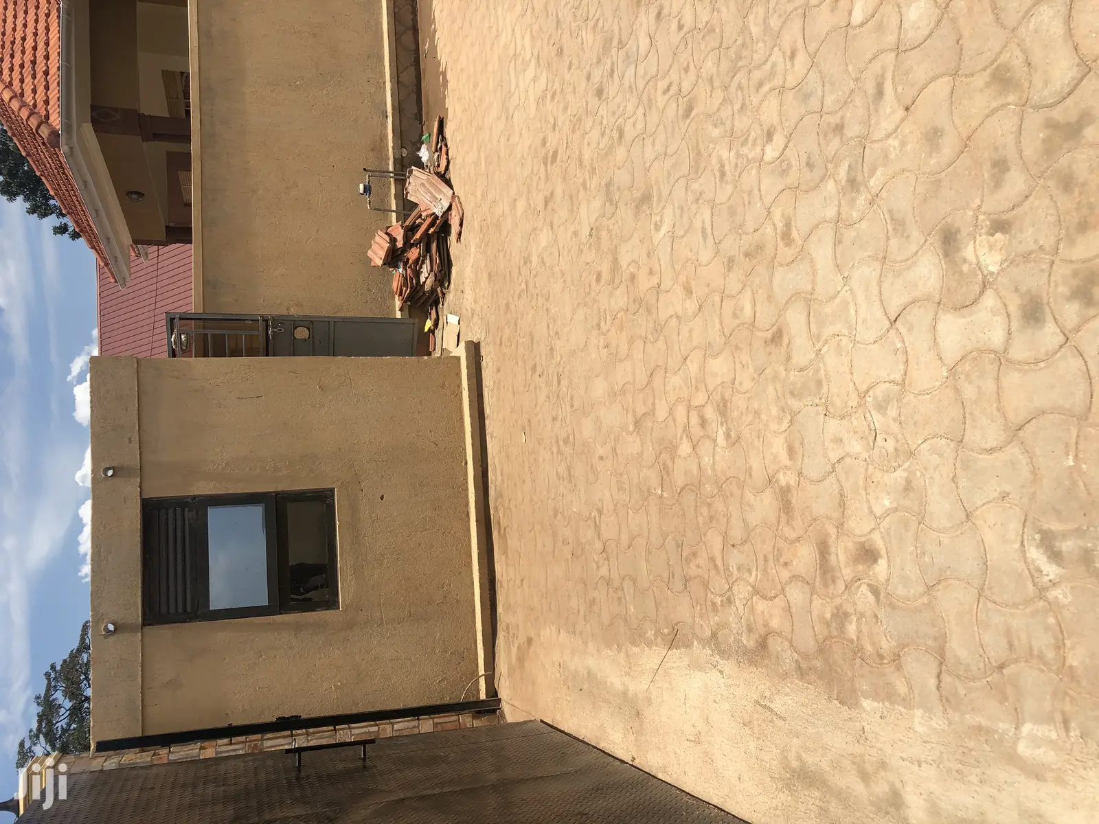 Decent House in Kiira on Sell