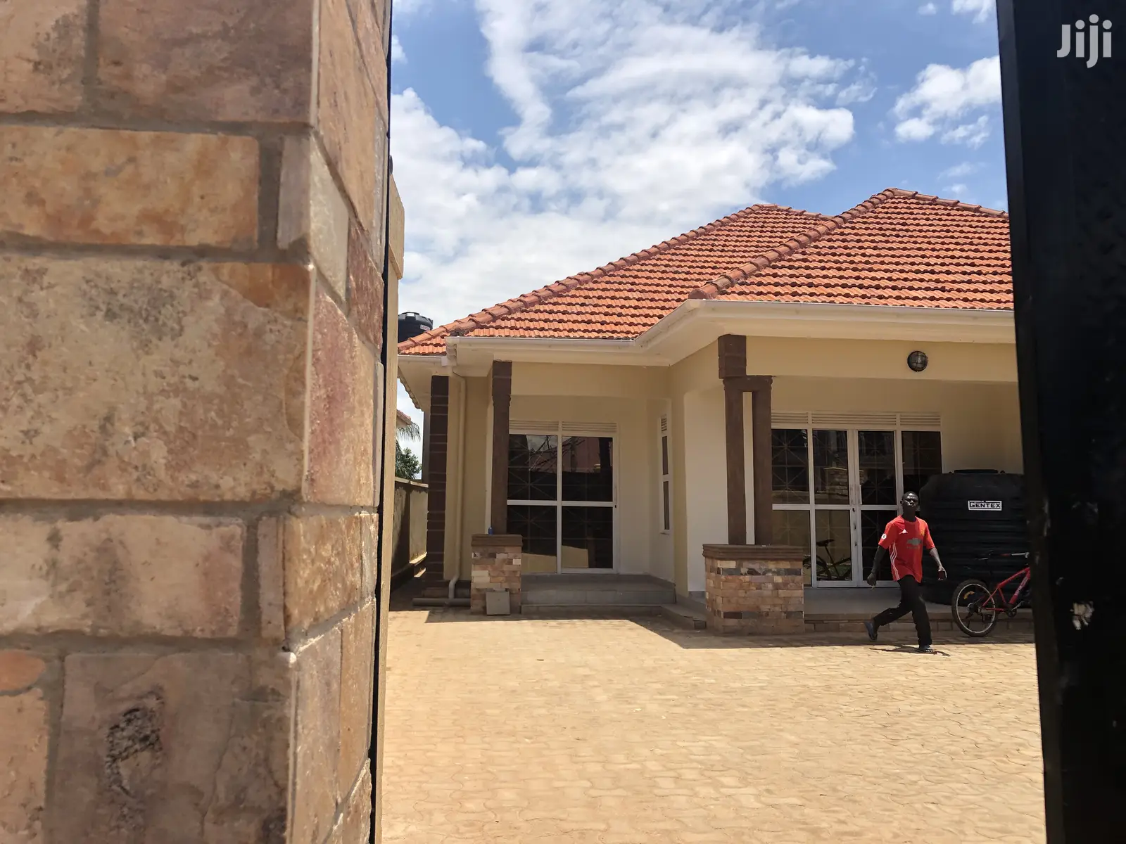 Decent House in Kiira on Sell