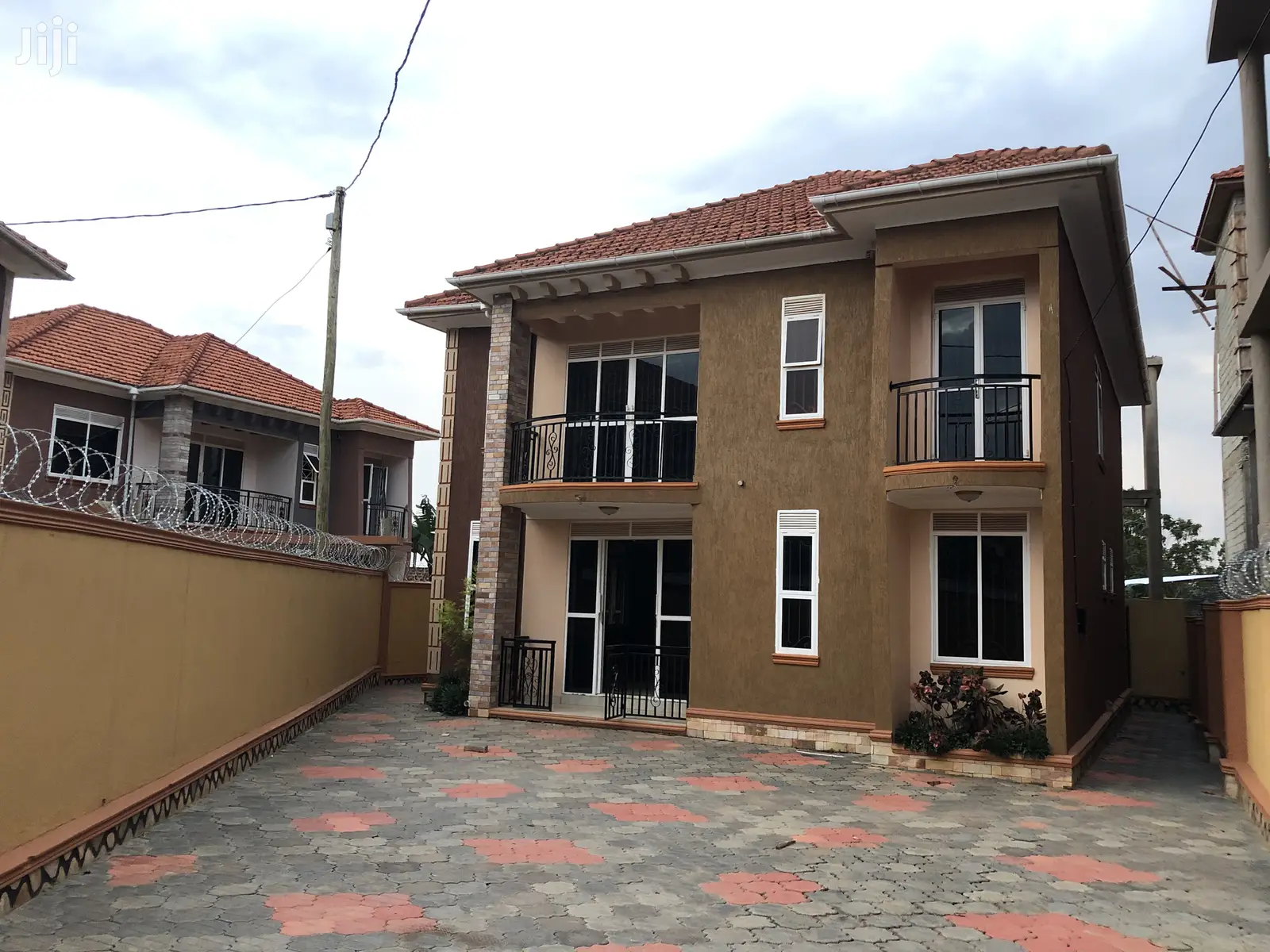 Kiiira Mansion Of 6 Bedrooms On Sell