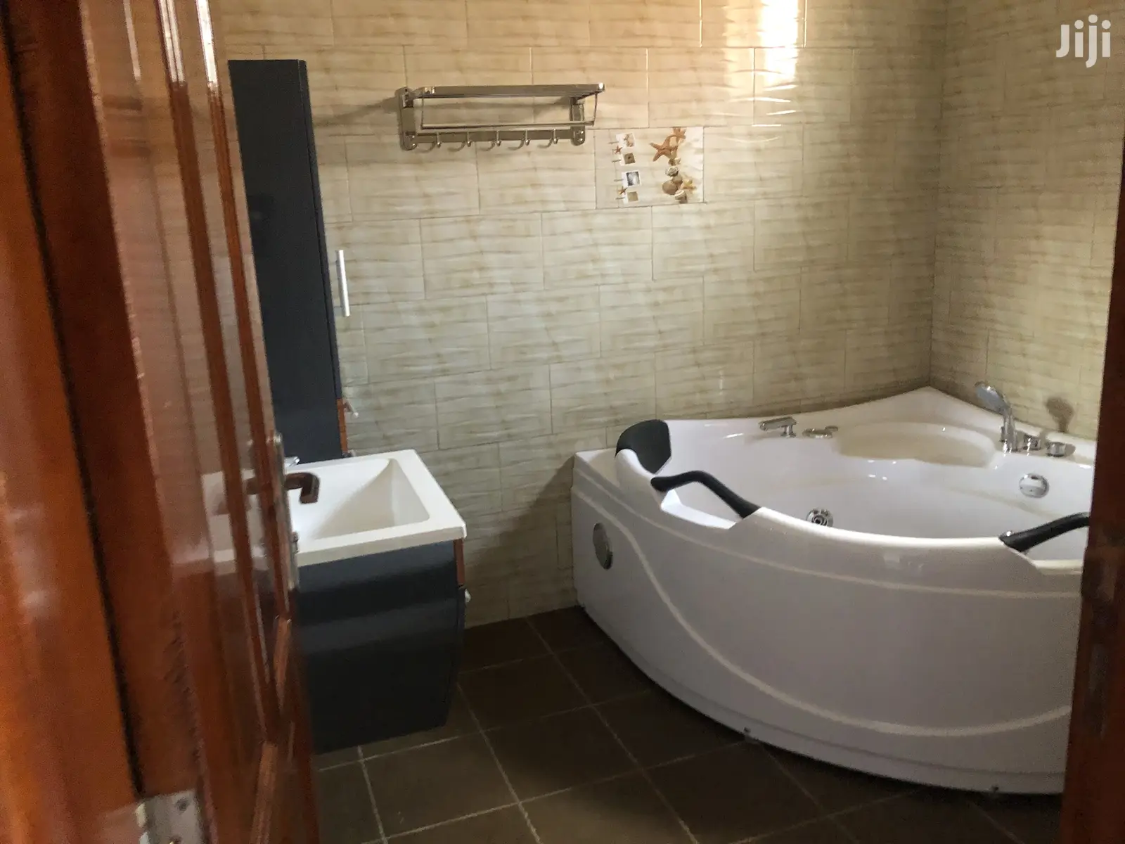 Kiiira Mansion Of 6 Bedrooms On Sell