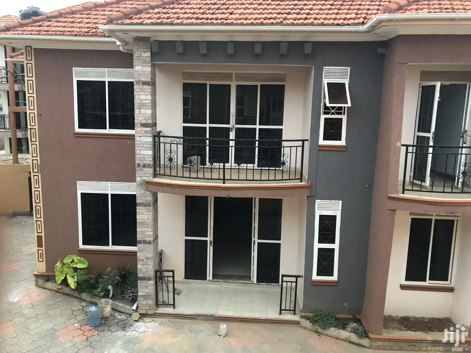 Kiira Hot Six Bedrooms Castle On Sell