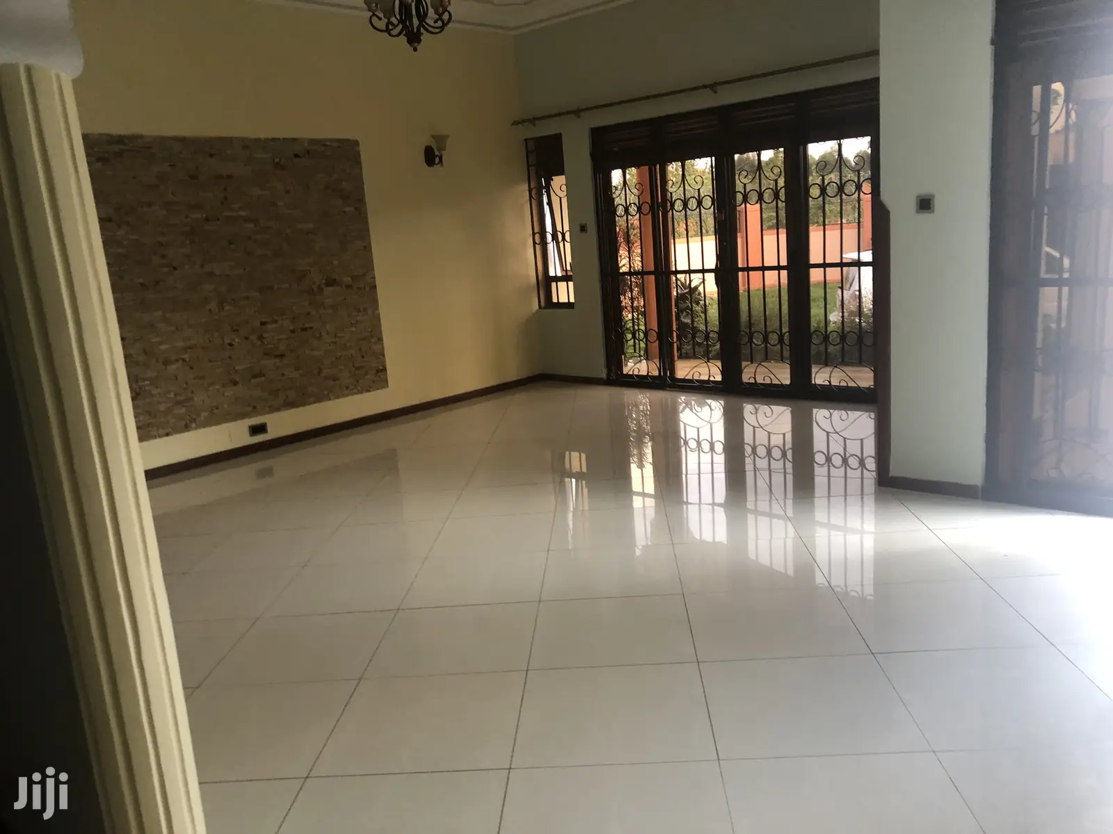 Kiira Hot Six Bedrooms Castle On Sell
