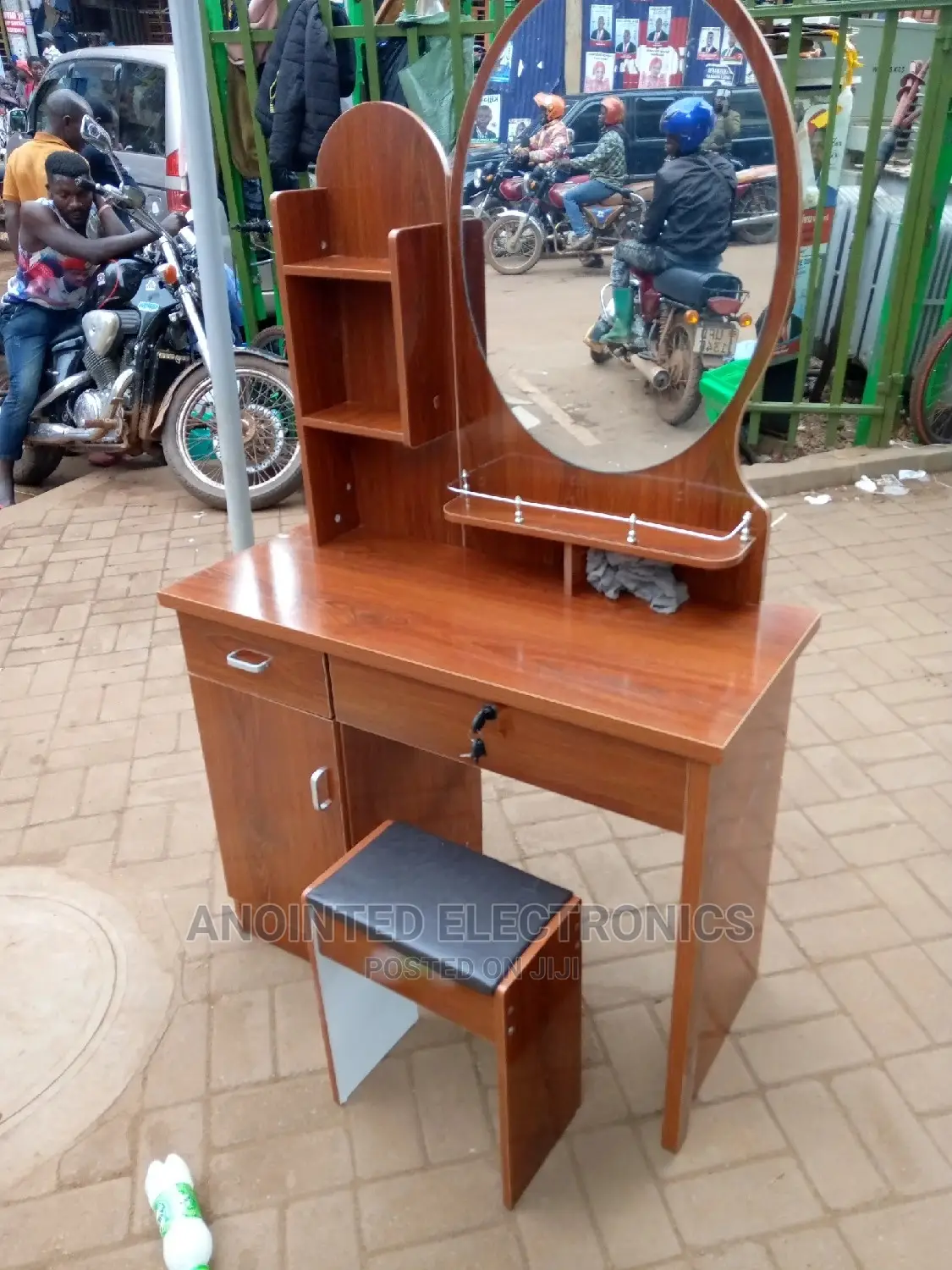 Dreesing Table With a Stool