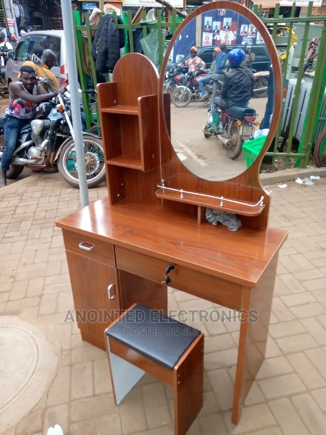 Dreesing Table With a Stool