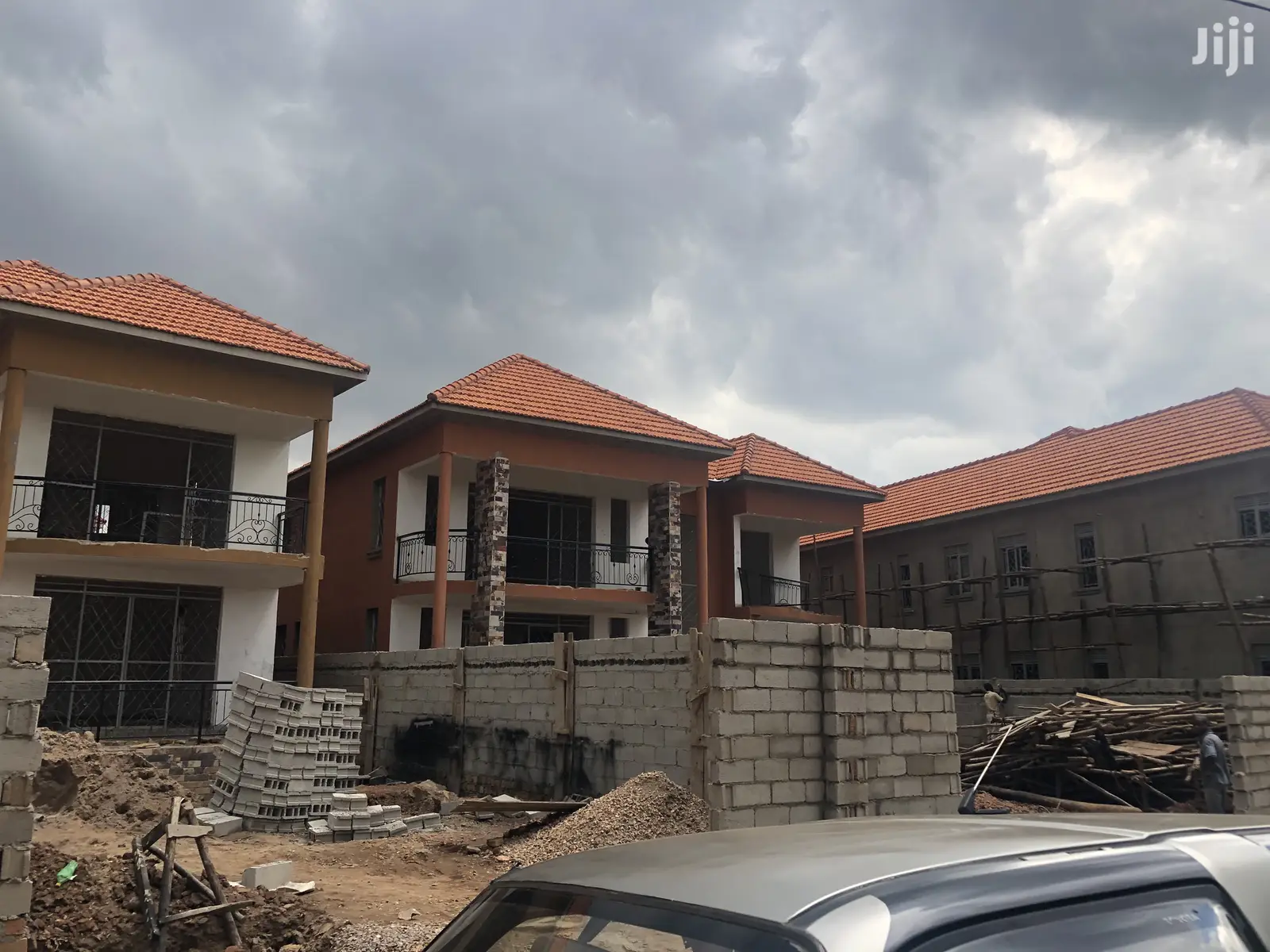Kira 6 Bedrooms Storeyed House on Sell