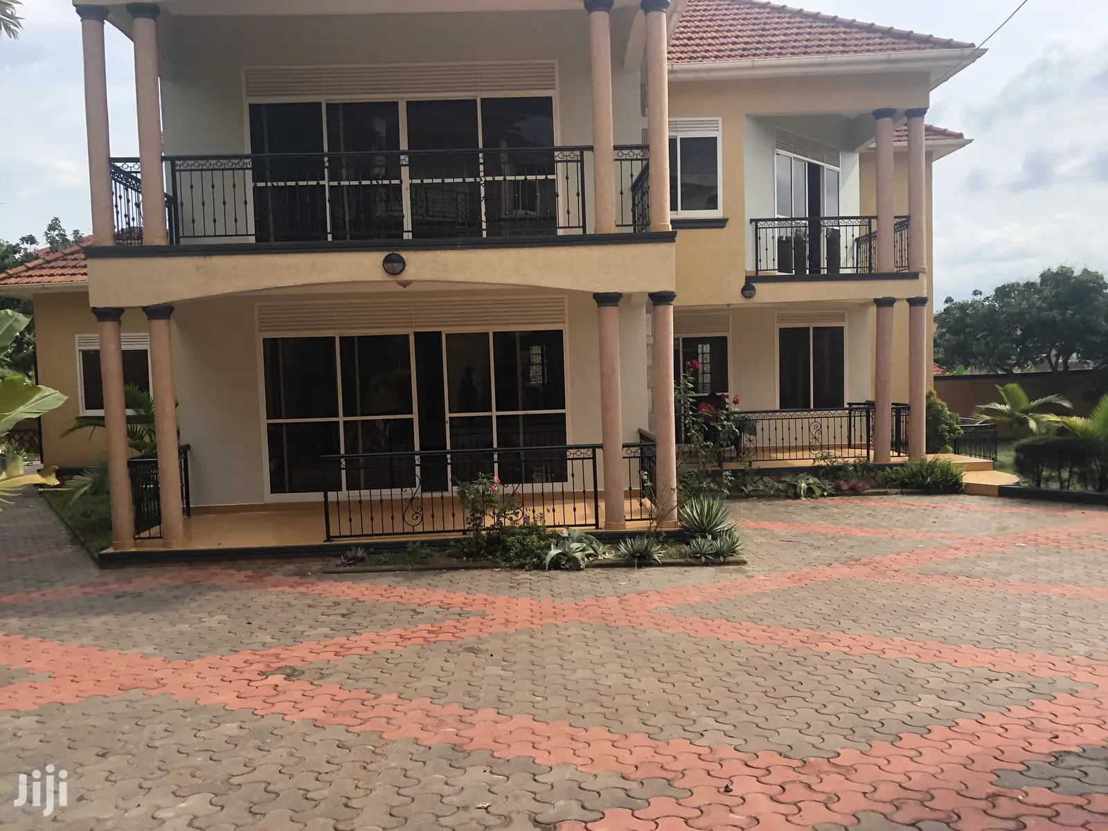 Munyonyo Six Bedroom Mansion on Sell