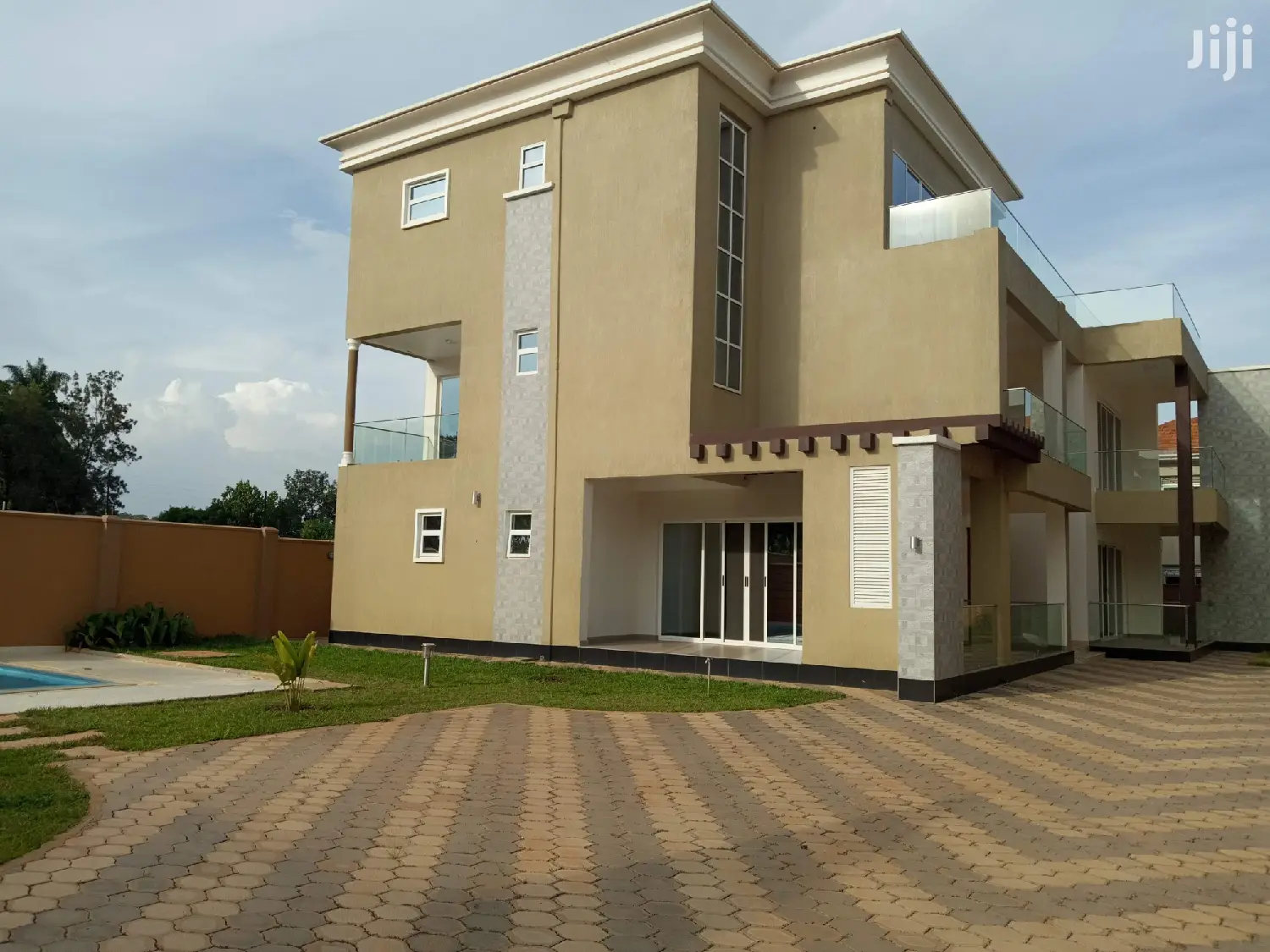 7 Bedroom Mansion In Munyonyo For Sale