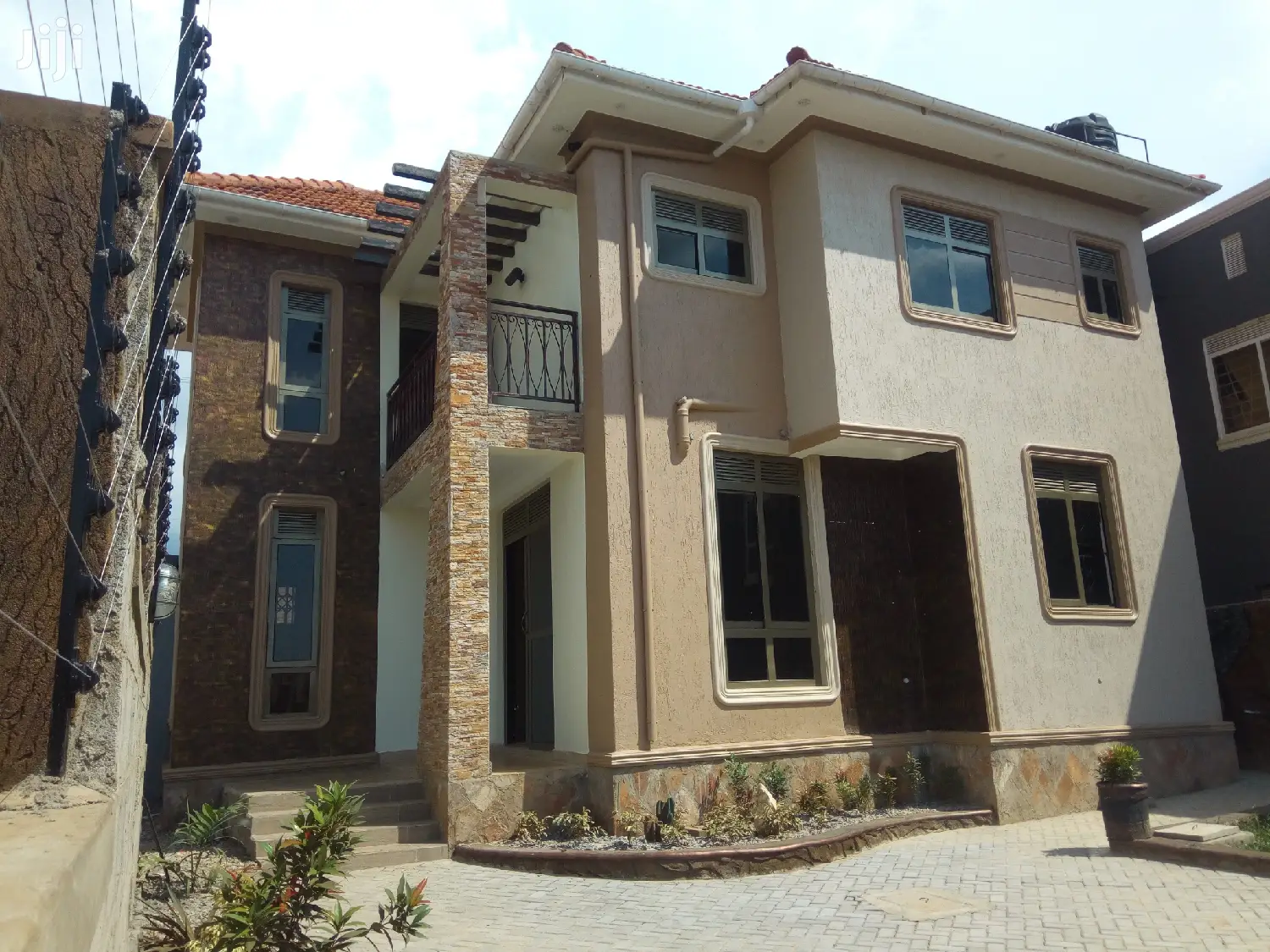 Luxury Home in Kira on Sell