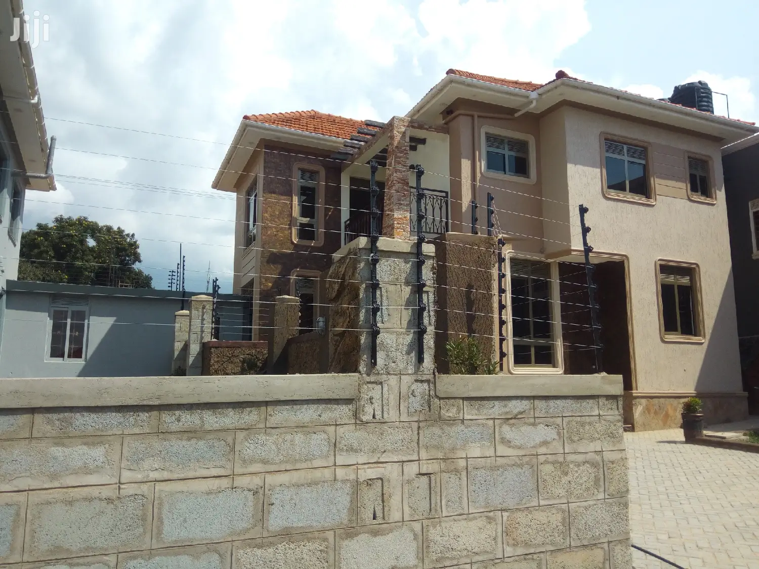 Luxury Home in Kira on Sell