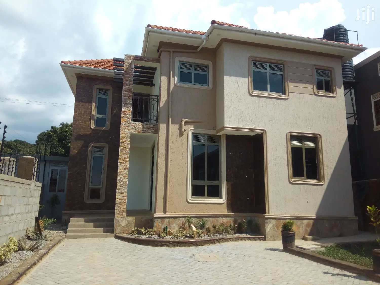 Luxury Home in Kira on Sell