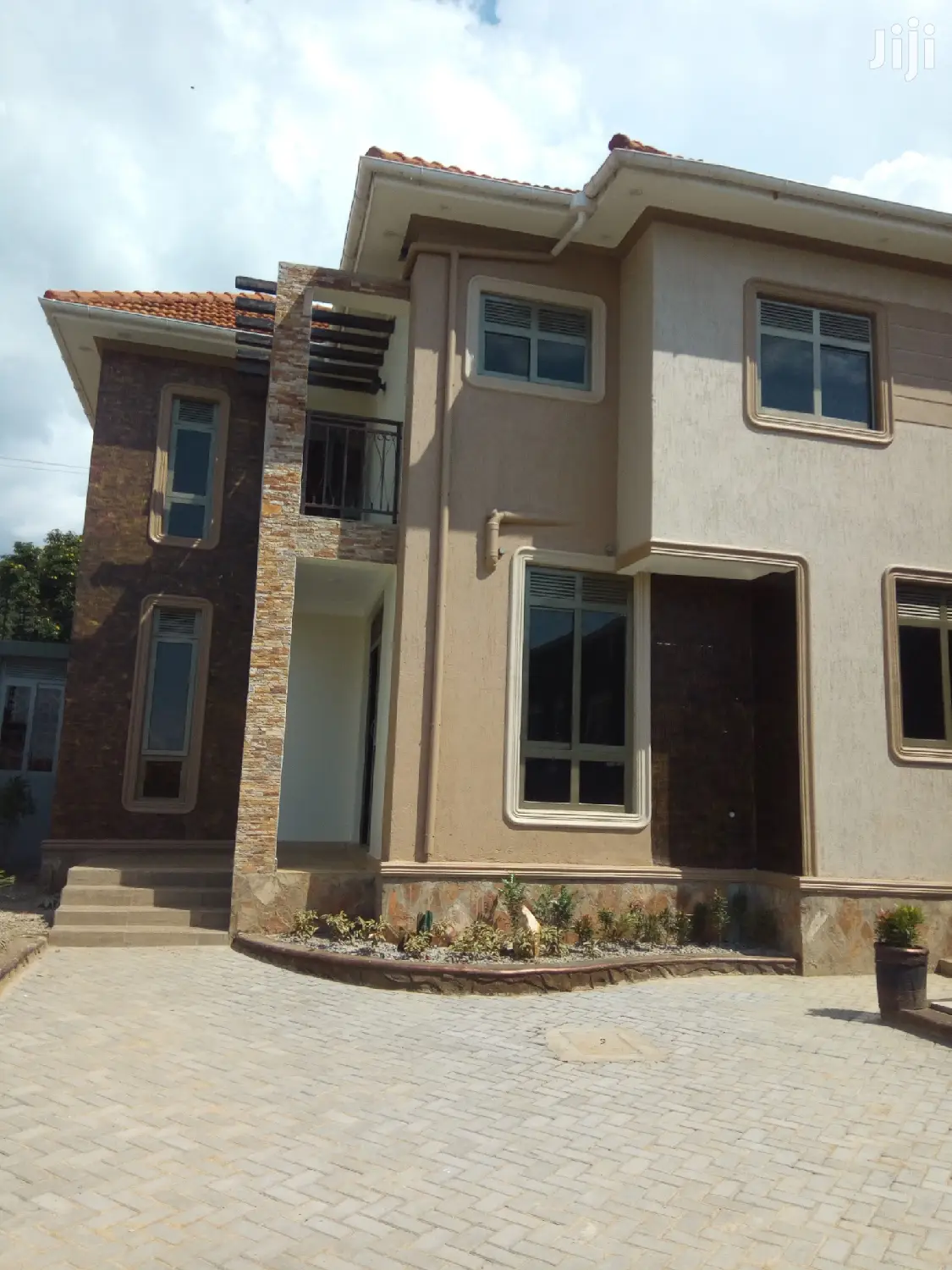 Luxury Home in Kira on Sell