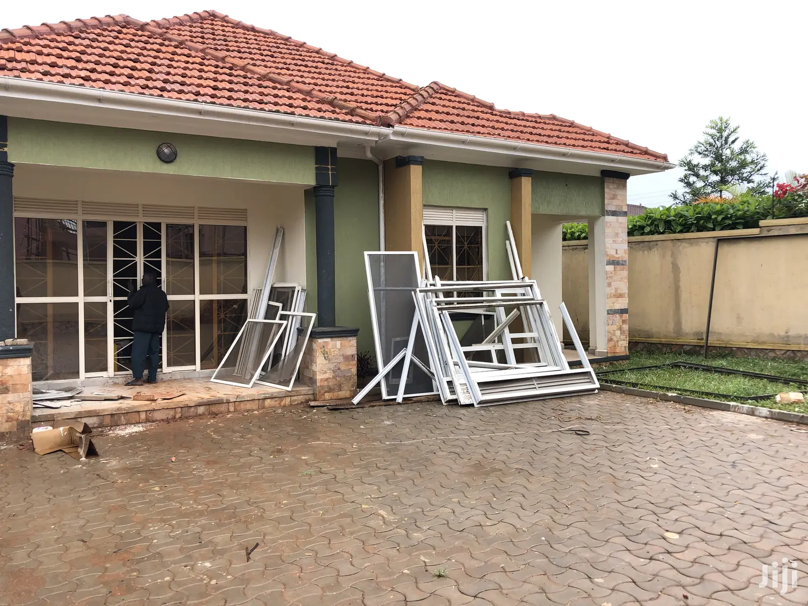 Kiira Along Mamerito Road Posh Hoise on Sell