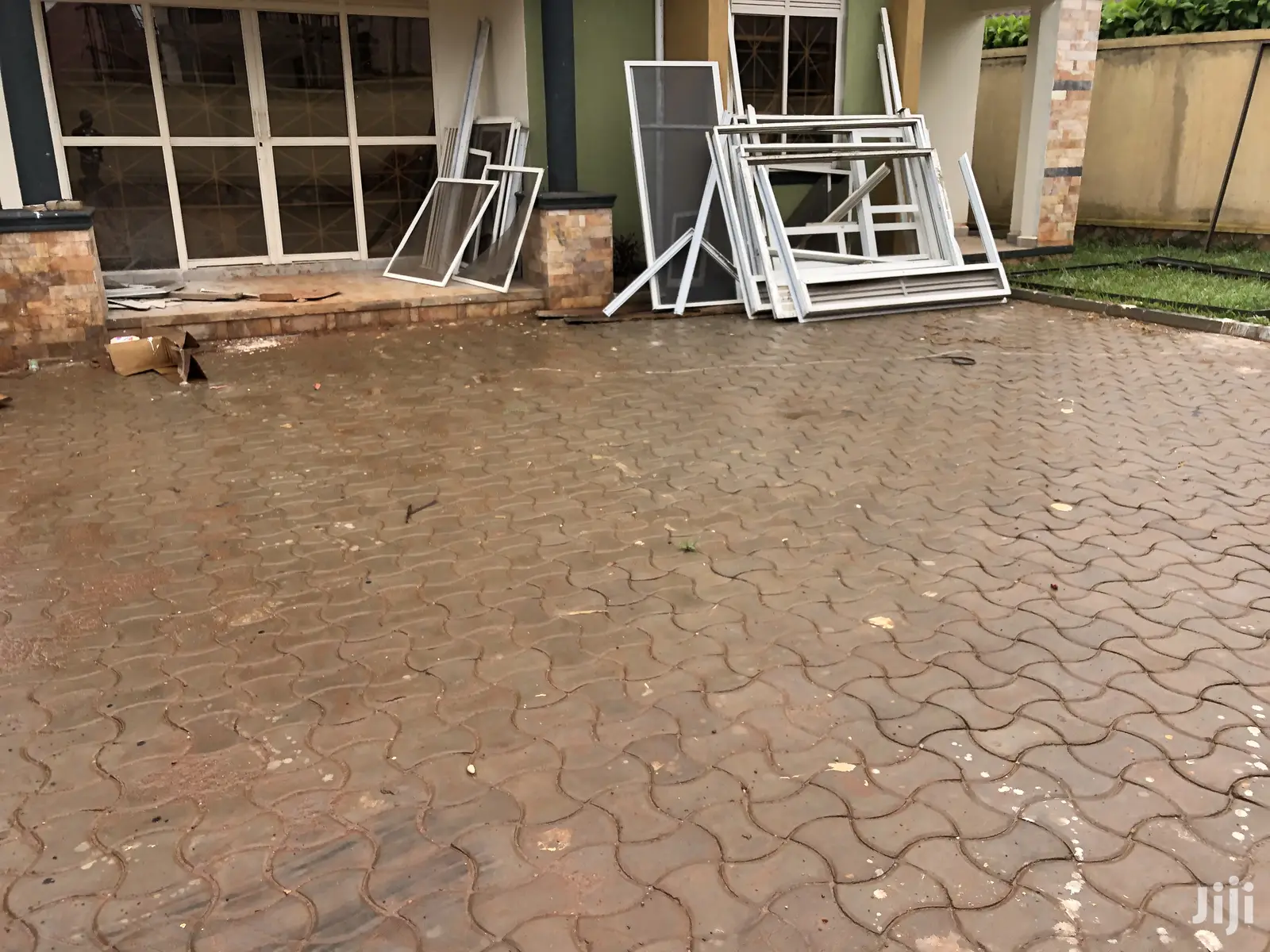 Kiira Along Mamerito Road Posh Hoise on Sell