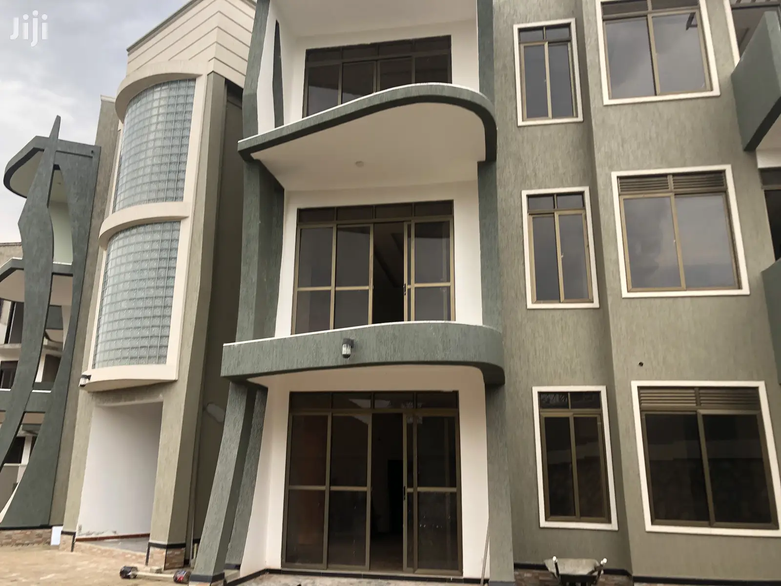 Kiwatule 3 Bedroom Condominiums By The Tarmack On Sell