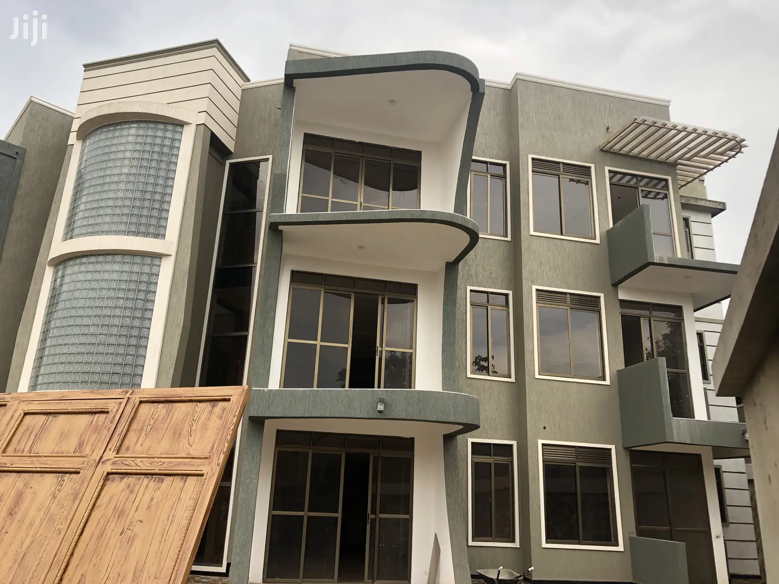 Kiwatule 3 Bedroom Condominiums By The Tarmack On Sell