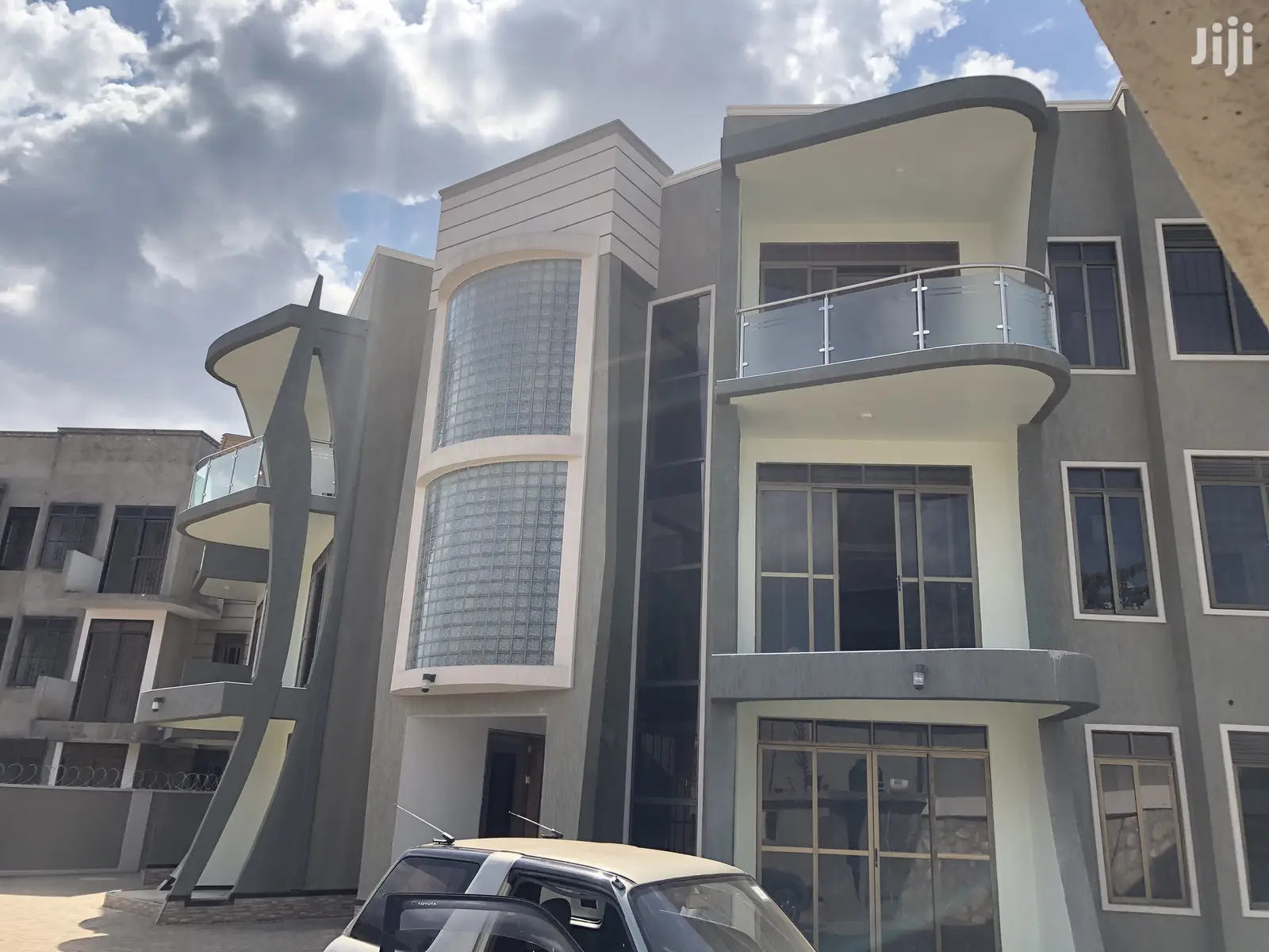 Kiwatule 3bedroom Condominiums With Maid’S Room on Sell
