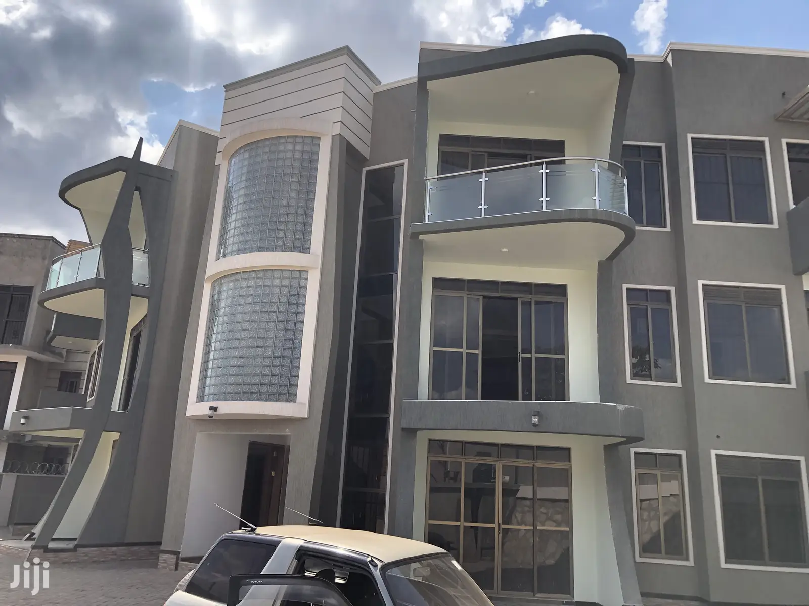 Kiwatule 3bedroom Condominiums With Maid’S Room on Sell