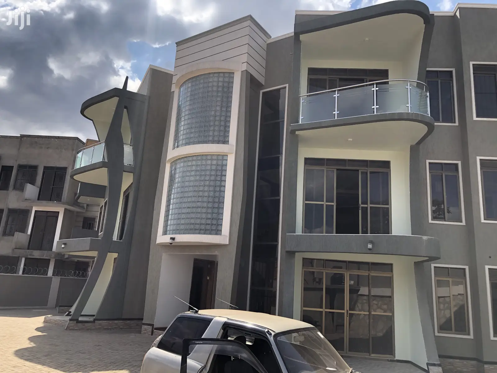 Kiwatule 3bedroom Condominiums With Maid’S Room on Sell