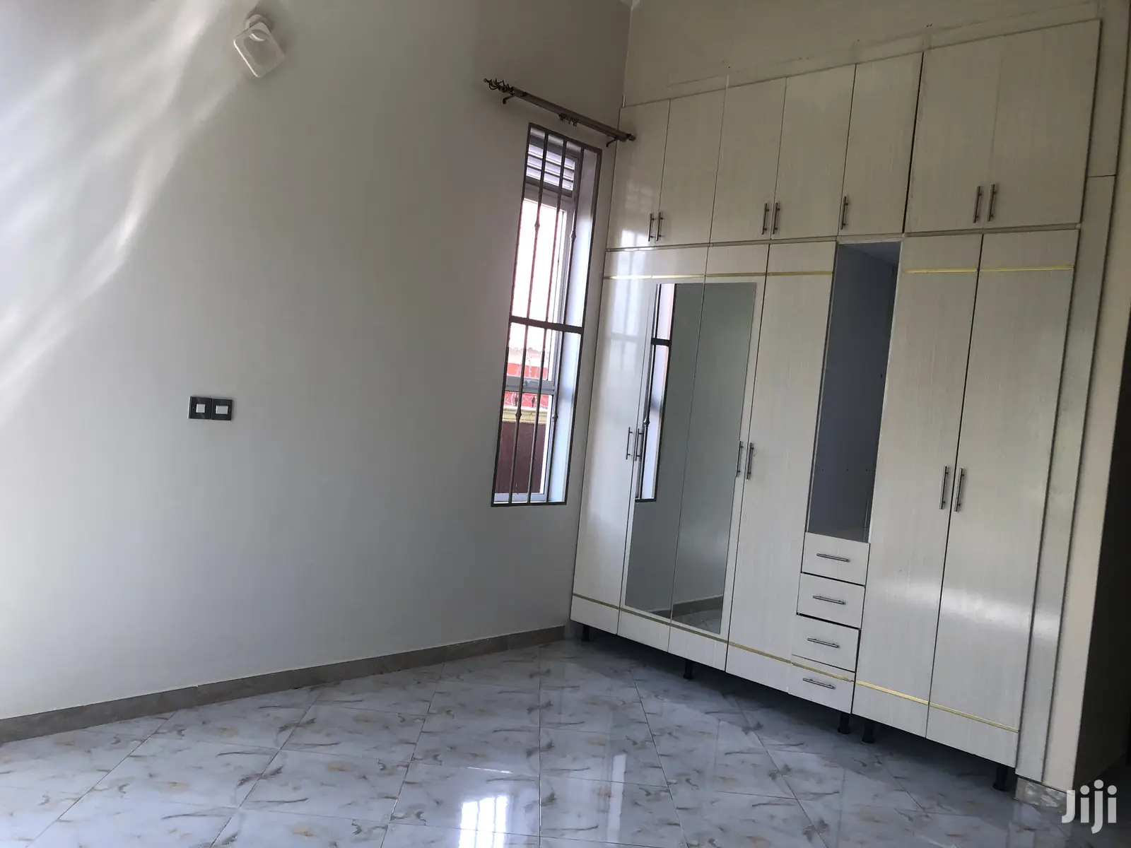 Kira Mamerito Road Gallant House on Sale