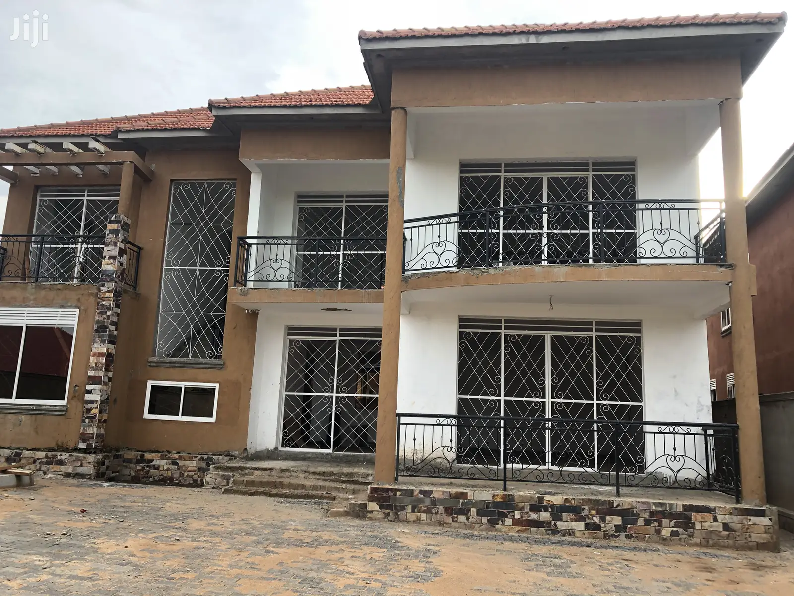 Kira Mansion in Tarmacked Neighborhood on Sell